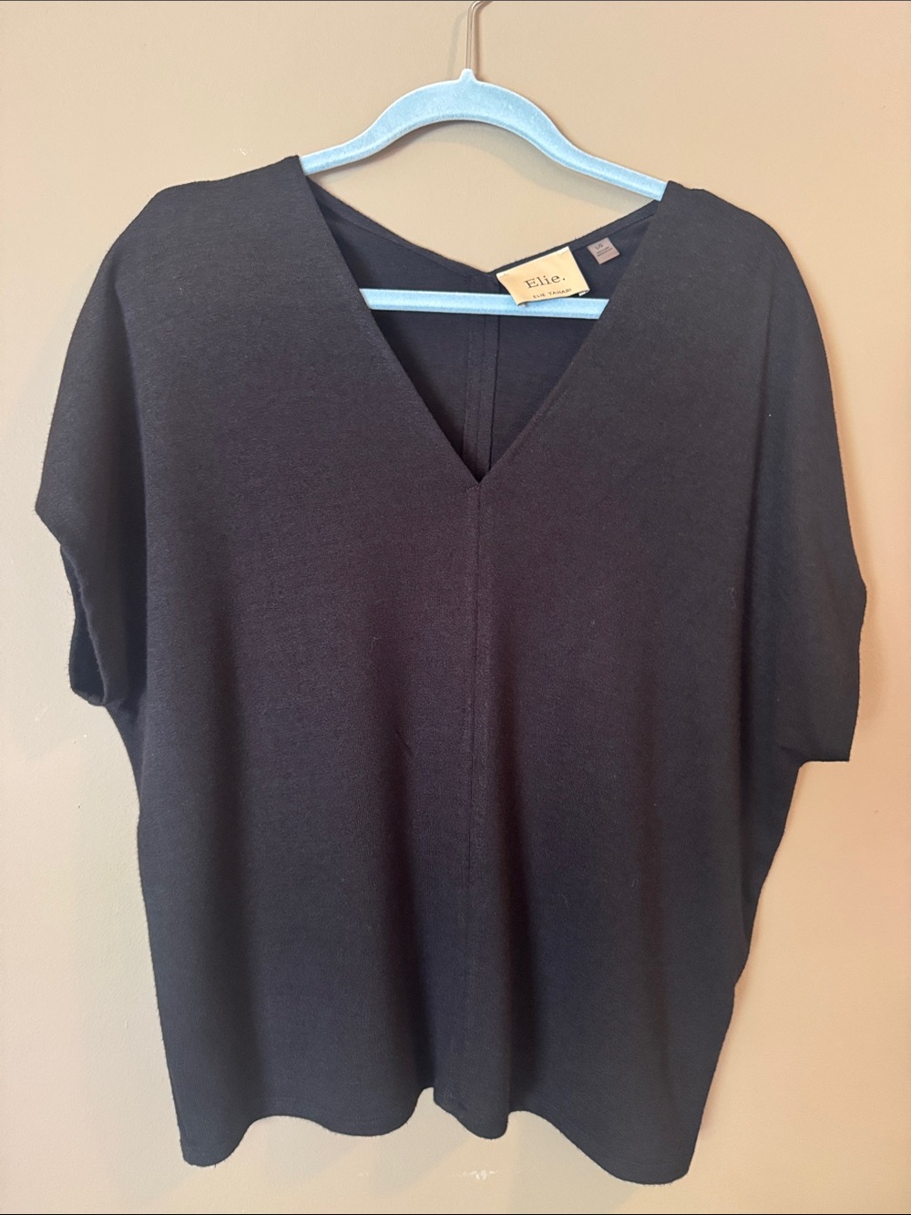Elie Tahari Black V-Neck Short Sleeve Top